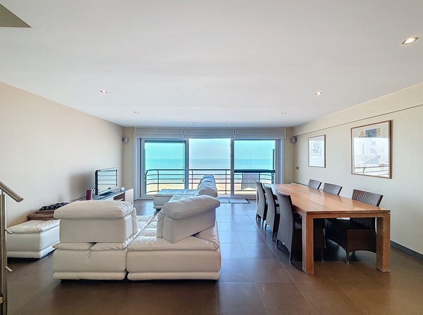 Ontdek dit unieke duplex-appartement met een bewoonbare oppervlakte van 134m², gelegen op de 9de en 10de verdieping van een prestigieus gebouw aan de