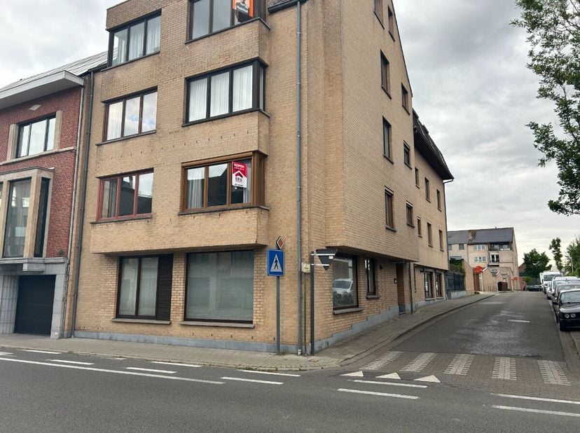 Appartement spacieux et lumineux avec 3 chambres, situé au centre de Wevelgem. Le séjour donne accès à une terrasse orientée sud. Cuisine séparée avec