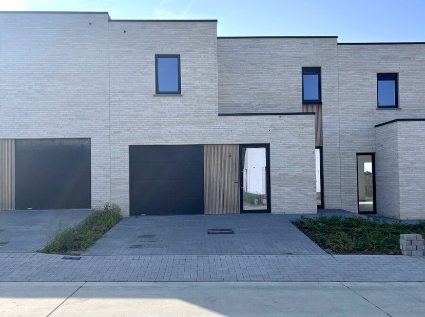 Nieuwbouwwoning in Koolskamp!Deze nieuwbouwwoning is gelegen in Koolskamp.We komen binnen in de inkomhal wat voorzien is van een trap naar boven en ee