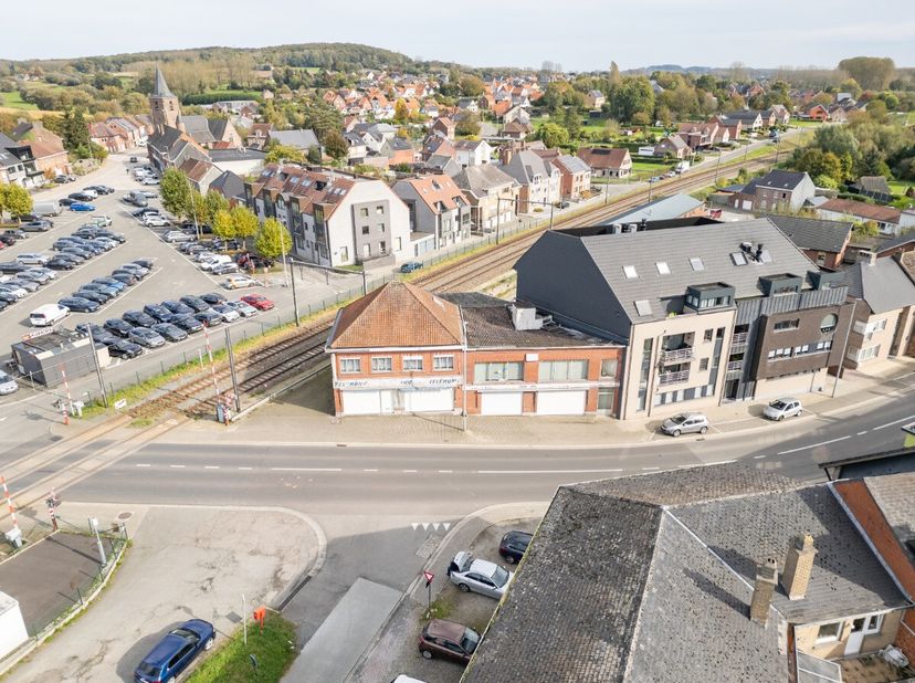 Op zoek naar de perfecte locatie voor jouw project? Dit handelspand in het hart van Moerbeke biedt tal van mogelijkheden.De gelijkvloerse verdieping h