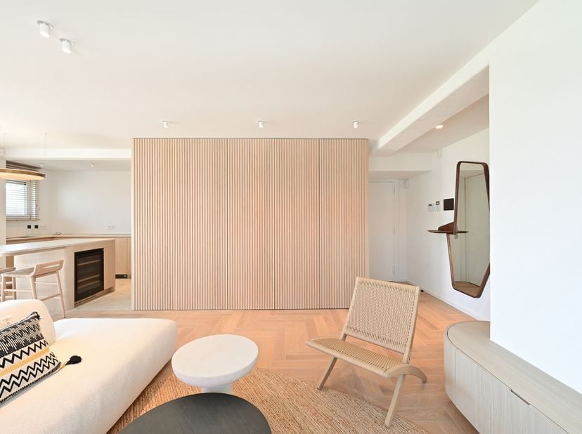 Cet appartement magnifique est situé dans une résidence de villa et offre une vue panoramique sur La Réserve et le Casino.&lt;br /&gt;
En entrant, nous nous