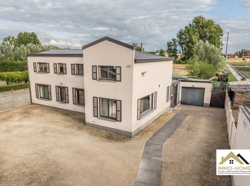 Deze op te frissen woning bevindt zich helemaal op het einde van een lange oprit, met parkeerplek voor meerdere wagens vlak voor de deur. Via de veran