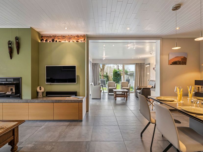 Op zoek naar een gezellige, ruime woning? Deze prachtige bungalow in Waregem, gelegen in een doodlopende straat, biedt alle comfort voor aangenaam won