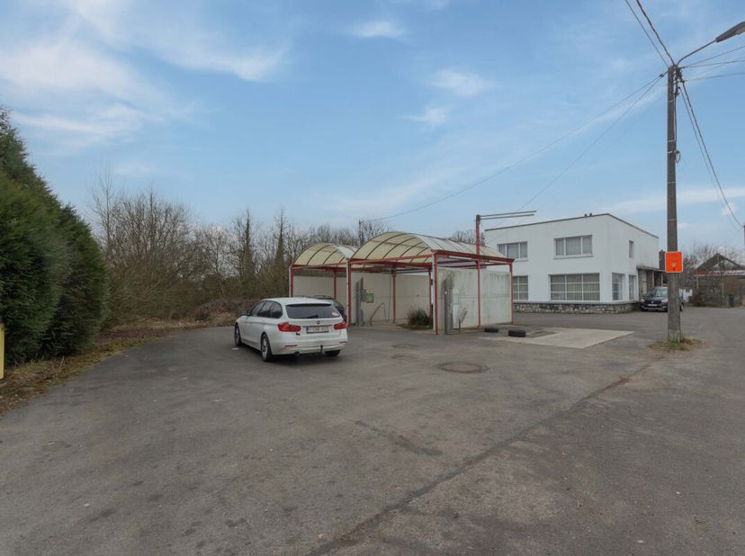 Votre agence de Mariembourg vous présente le long de la chaussée de Philippeville et idéalement situé un bien à usage commercial comprenant un garage