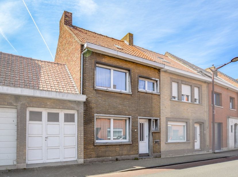 Deze te renoveren rijwoning is gunstig gelegen op wandelafstand van de markt van Eernegem en bevindt zich op een perceel van circa 172 m². Dankzij de