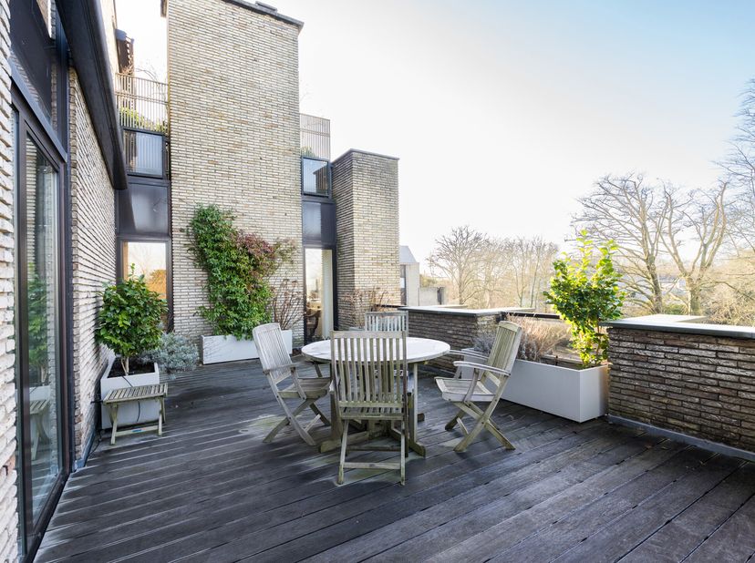 UCCLE - Quartier de l&#039;Observatoire - dans un cadre verdoyant Bel APPARTEMENT PENTHOUSE (2ch/2sdb) de ± 187m² brut selon PEB avec 2 CAVES et un double