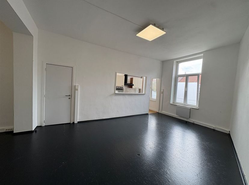 Bel appartement 1 chambre, sis en plein coeur de Péruwelz. Situation idéale : à 2 pas de la Gare, de la Grand-Place de Péruwelz et ses commodités.  &lt;b