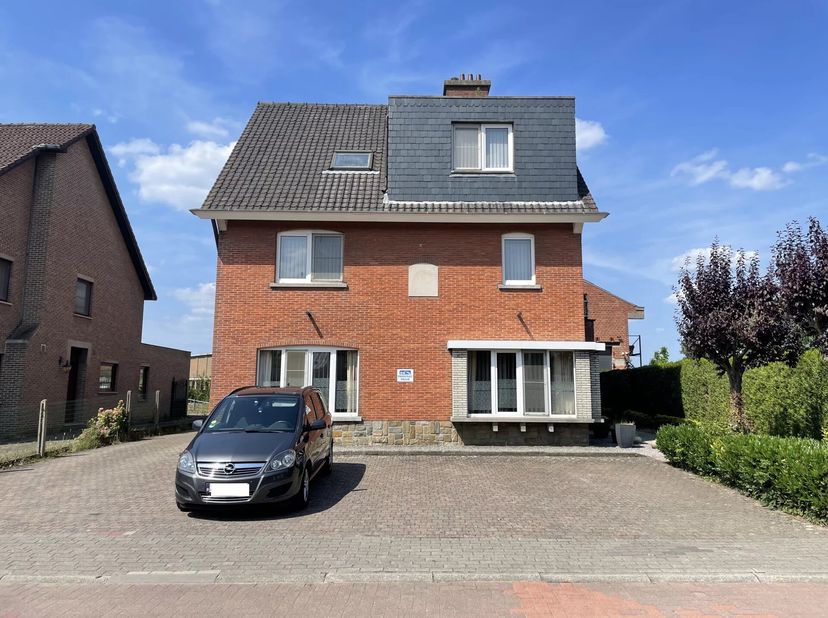 Verhuurd appartement met twee slaapkamers en garage !&lt;br /&gt;
Vlakbij verschillende handelszaken en diensten (slager, bakker, sporthal, krantenwinkel, .