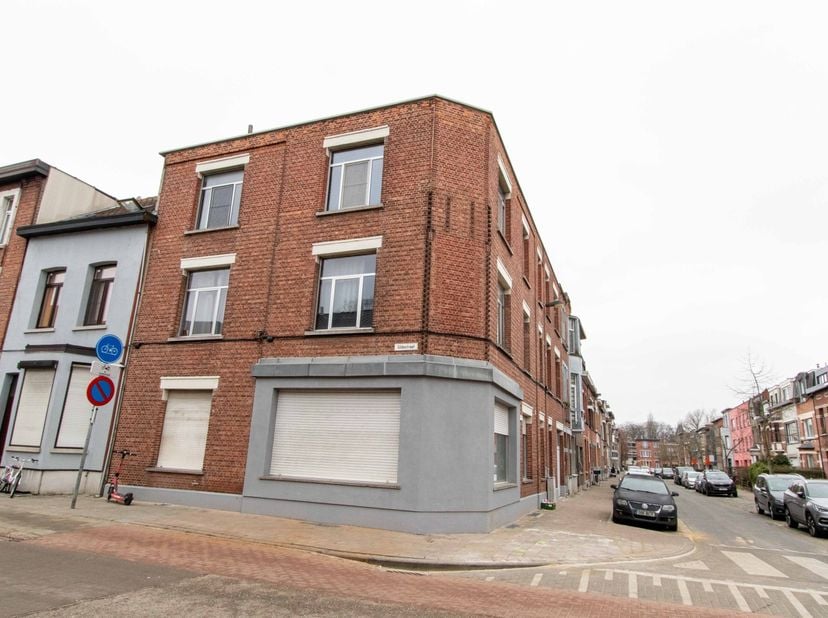 Ontdek deze interessante investeringskans: een opbrengsteigendom met 5 appartementen, volledig verhuurd en goed voor een stabiele jaarlijkse huuropbre