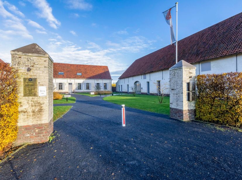 Deze grondig gerenoveerde eigendom is high-end afwerkt als restaurant en gelegen op een prachtige locatie in Aalter.&lt;br /&gt;
De uitzonderlijke eigendom