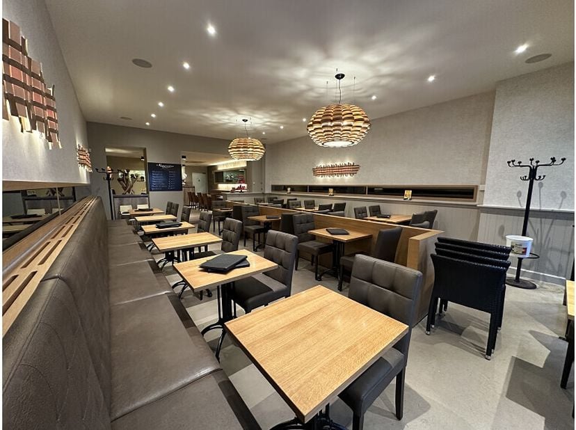 Deze instapklare Brasserie - Tearoom met TERRAS heeft een commerciele topligging in een winkelstraat in Oostende. De zaak heeft reeds 15 jaar dezelfde