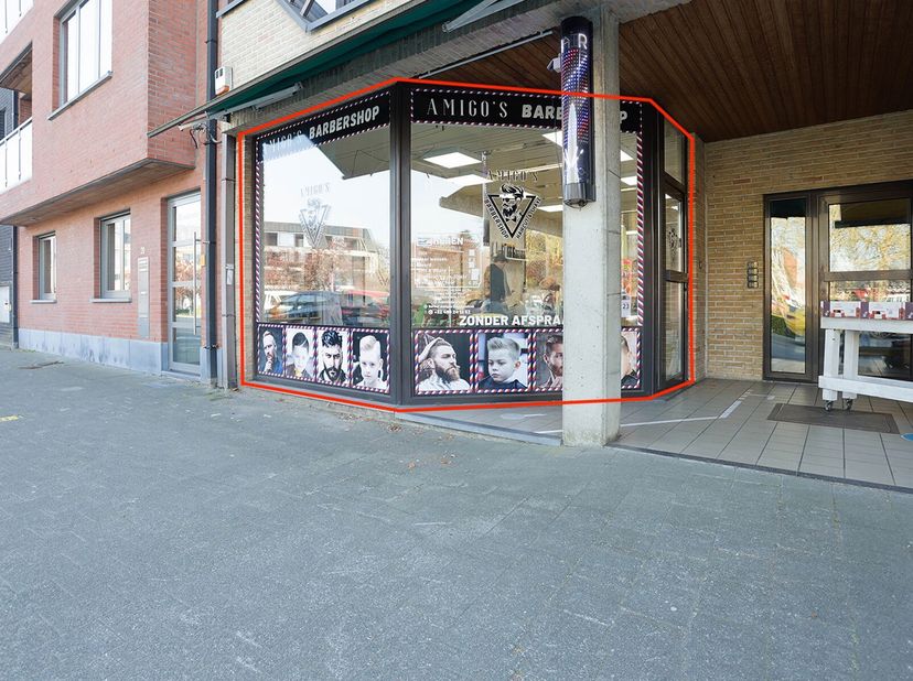 Handelspand met tuin, parking en achterliggende toegang  ideaal voor investering of eigen zaak.&lt;br /&gt;
In het hart van een charmant dorpscentrum, biede