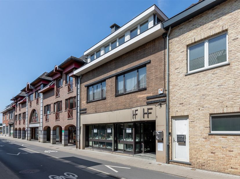 Deze centraal gelegen woning met 5 (!) slaapkamers, dakterras en tuin biedt enorm veel mogelijkheden. De winkelruimte op het gelijkvloers kan omgebouw