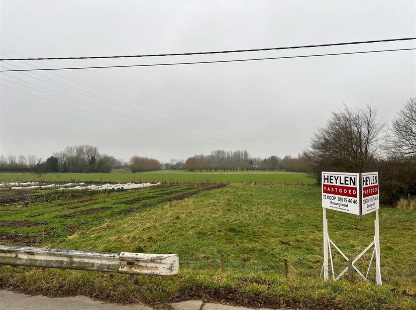 Bouwgrond van 1086 m² te koop. Deze uitzonderlijke locatie biedt een adembenemend uitzicht op de omliggende natuur, waardoor u kunt genieten van rust