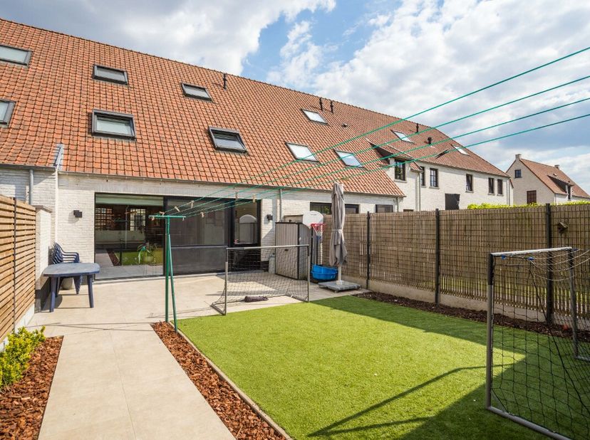 Woning gelegen in de gekende wijk &#039;het Jagershof&#039;, in 2023 nog verkozen tot beste buurt van Vlaanderen. Gelegen op 5min van autostrade tussen Kortrijk