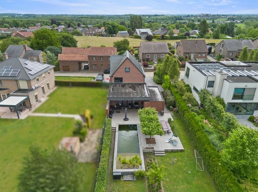 KNAPPE GEZINSWONING OP EEN PERCEEL VAN MAAR LIEFST 17A IN TONGEREN &lt;br /&gt;
Te koop: Ruime, instapklare open bebouwing met prachtig uitzicht en zwemvijv