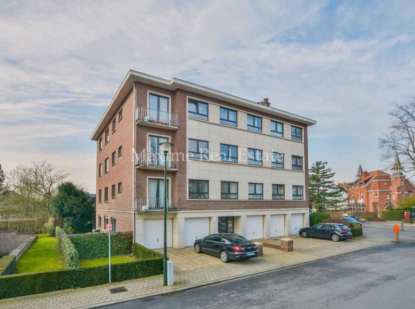 Bel appartement situé au 2ème étage entièrement rénové en 2012 de matériaux de qualité!&lt;br /&gt;
Il se compose d&#039;un hall d&#039;entrée // lumineux séjour-sall