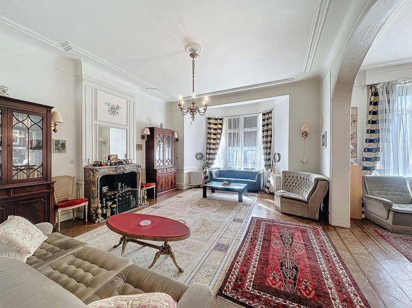 Sur la prestigieuse avenue de Tervueren, dans le quartier Montgomery, superbe appartement 3 chambres de ± 202m² bruts, situé au 1er étage dun immeuble