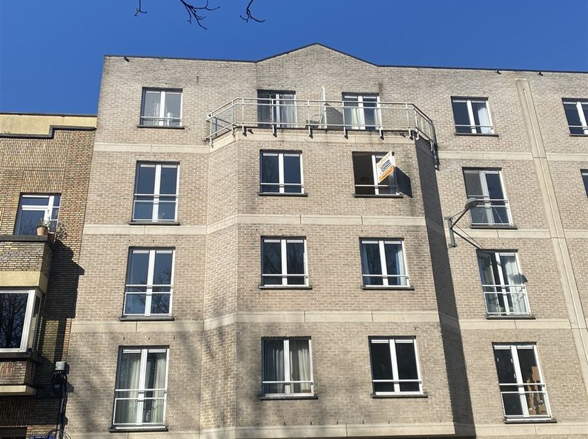 À quelques pas de la VRT, à proximité des institutions européennes et de l&#039;OTAN, cet appartement bien entretenu bénéficie d&#039;un emplacement idéal et de