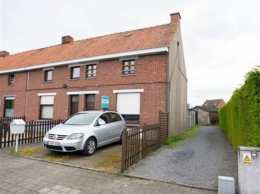 Merveilleuse opportunité de posséder une charmante maison jumelée située à Vichtesteenweg 264 dans le quartier pittoresque de Deerlijk. Cette propriét