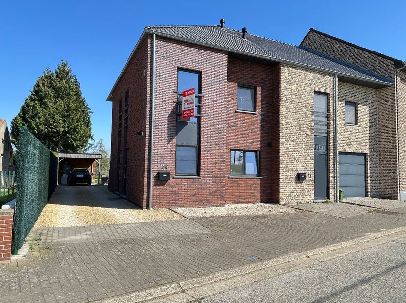 Recente en energiezuinige woning met alle moderne comfort. Deze ruime woning beschikt over drie slaapkamers, een badkamer met zowel een bad als een do