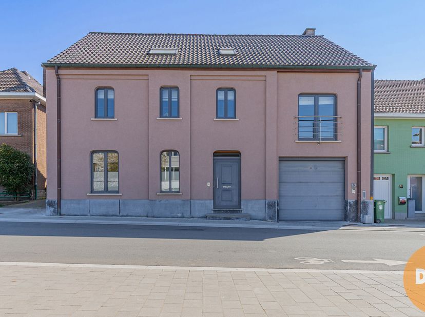 ERPE-MERE - Unieke eigendom met tal van mogelijkheden in het hart van Mere&lt;br /&gt;
De woning bevindt zich op een toplocatie in het centrum van Mere, op