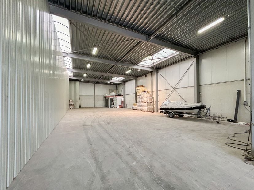 Deze opslagruimte is gelegen op een centrale locatie in Bornem, nabij de N16.&lt;br /&gt;
Het biedt een vlotte verbinding naar Gent, Brussel en Antwerpen.&lt;b