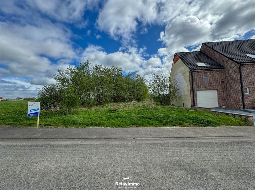 Beau terrain à bâtir d&#039;une contenance de 874m2 permettant le construction d&#039;une maison jumelée.&lt;br /&gt;
Parcelle de terrain ayant fait l&#039;objet du permis