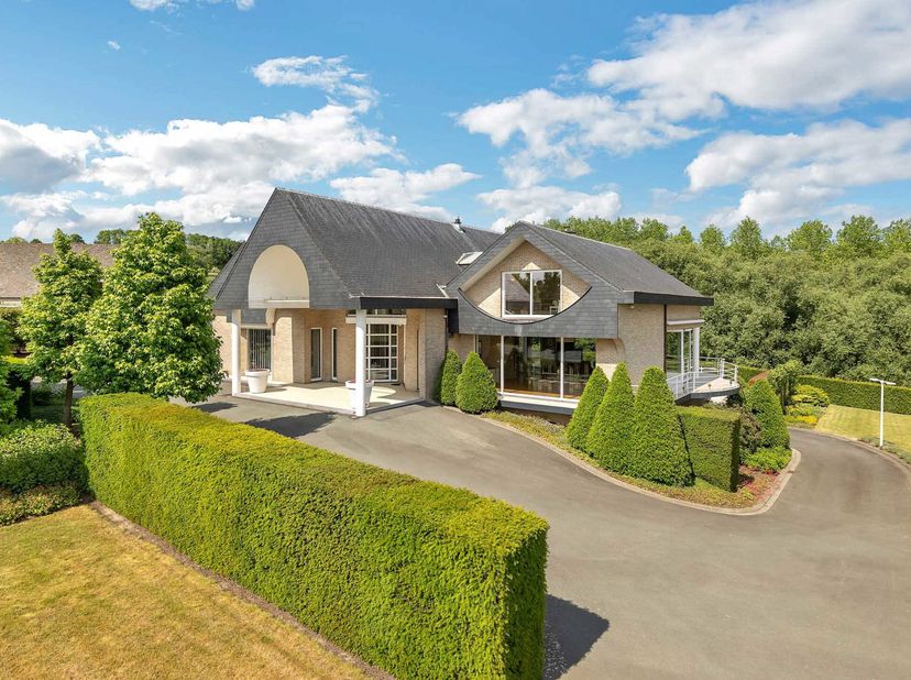 Voor meer info of een bezoek, bel 054 69 39 37  unieke villa met zwembad, op riant perceel van 53a28ca te koop in Geraardsbergen!&lt;br /&gt;
Deze indrukwek