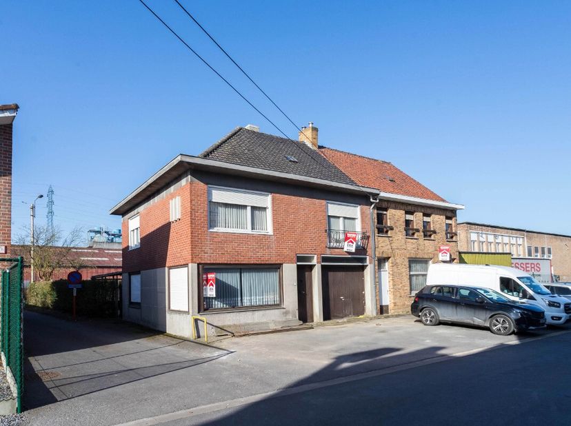 Zwevegem: ruime te renoveren woning te koop in Zwevegem Deze te renoveren woning bevindt zich in het centrum van Zwevegem, rustig gelegen en met tal v