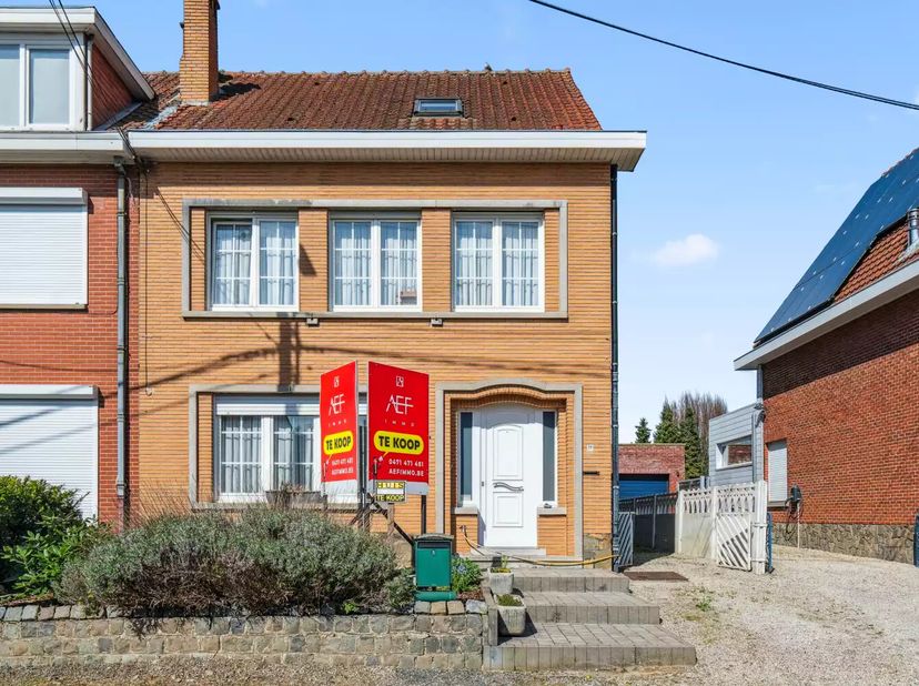 Cette spacieuse maison de 4 chambres à coucher, prête à être emménagée, offre 176m² de surface habitable (valeur selon EPC) et est située sur un terra