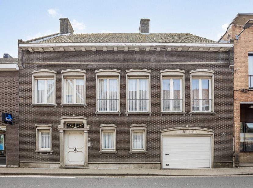 Dans la Nieuwstraat à Alveringem, nous trouvons cette maison spacieuse à vendre. Cette propriété unique de 495 m² de surface habitable dispose de 5 ch