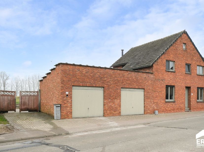 Deels gerenoveerde woning met 3 slaapkamers, 2 badkamers en een ruime tuin in Wellen. Gelegen op de Bosstraat, op een perceel van 21are 90ca, met een