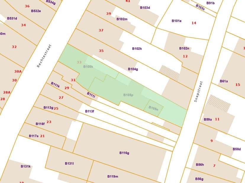 Tussen de Rechtestraat en de Snapstraat ligt deze voormalige warme bakkerij. Aan de Rechtestraat is thans de winkelruimte met woonst. Aan de achterlig