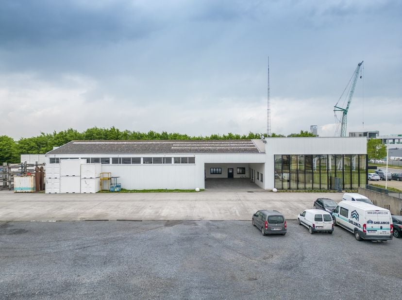 Bedrijfsgebouw te koop in de industriezone van Ieper.&lt;br /&gt;
Indeling:&lt;br /&gt;
- Grondoppervlakte: 5.641m²&lt;br /&gt;
- Kantoren: 1.449m² (glv: 764m² - V1: 68