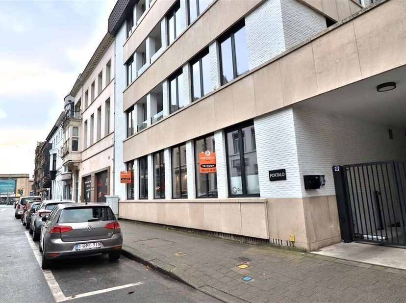 CENTRAAL GELGEN KANTOOR- WINKELRUIMTE&lt;br /&gt;
Gelegen in volle centrum kijkt dit kantoor uit naar een nieuwe invulling.  De inrichting is zeer recent en