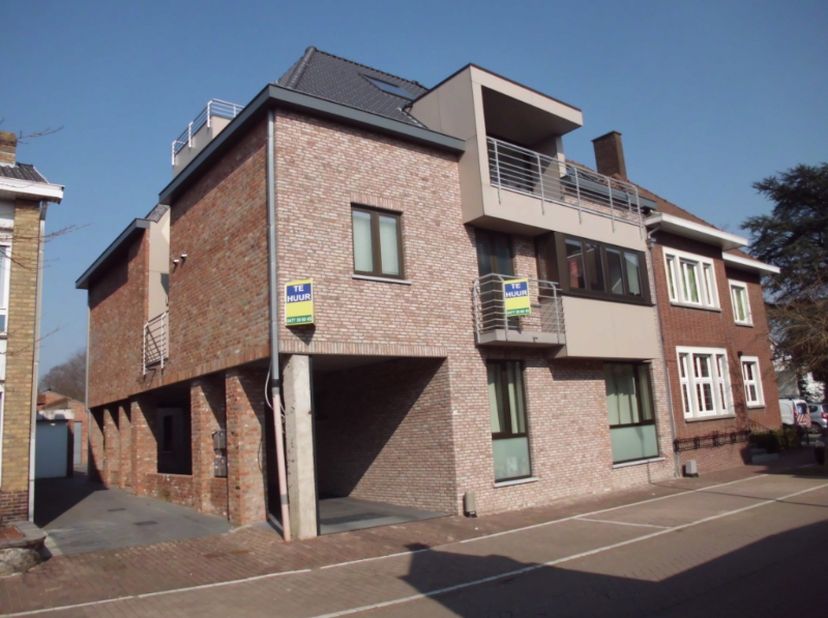 Dit gelijkvloers-appartement bevindt zich in een kleine residentie in een rustige straat in het hartje van Oedelem. Dit appartement beschikt over een 