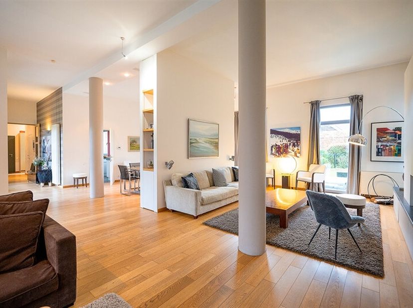 En plein du centre ville de Tournai, à deux pas de la Grand Place, exceptionnel rez-de-jardin de 245 m2 se composant d&#039;un joli hall d&#039;entrée avec vest