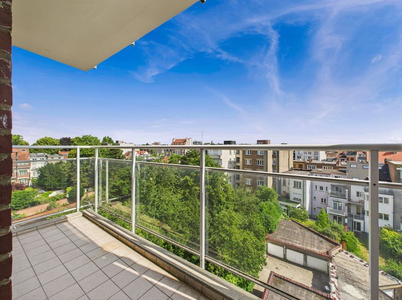 Forest - Molière / Altitude 100 | Prachtig appartement met 2 slaapkamers en terrassen aan beide zijden&lt;br /&gt;
Het appartement bestaat uit een inkomhal,