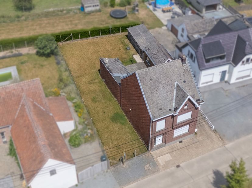 Te renoveren open bebouwing (3slpk) met tuin&lt;br /&gt;
Deze woning ligt op een gunstige, rustige locatie, in een landelijke omgeving. Deze eigendom staat