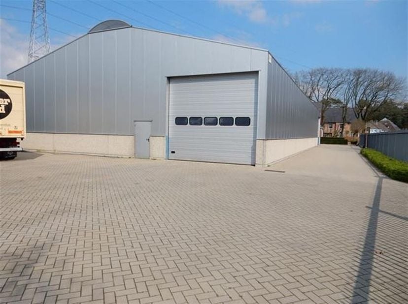 Ruime opslagunit op TOPlocatie.&lt;br /&gt;
Ligging: De opslagunit is gelegen in het industrie terrein van Grobbendonk. Op- en afrit E313 op slechts 200m.&lt;b