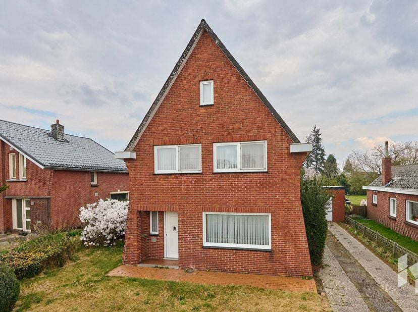 Te renoveren woning met 4 slaapkamers, een veranda en garage op een ruim perceel van 1106 m² nabij het centrum van Lommel.&lt;br /&gt;
INDELING:&lt;br /&gt;
Gelij