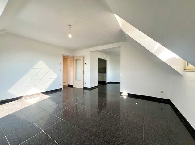 Rue de Nimy 65 à 7000 Mons. A deux pas de la Grand&#039;Place, appartement situé au 4éme étage de la Résidence &#039;Le Cinq Pintes&quot;, composé d&#039;un hall d&#039;entrée