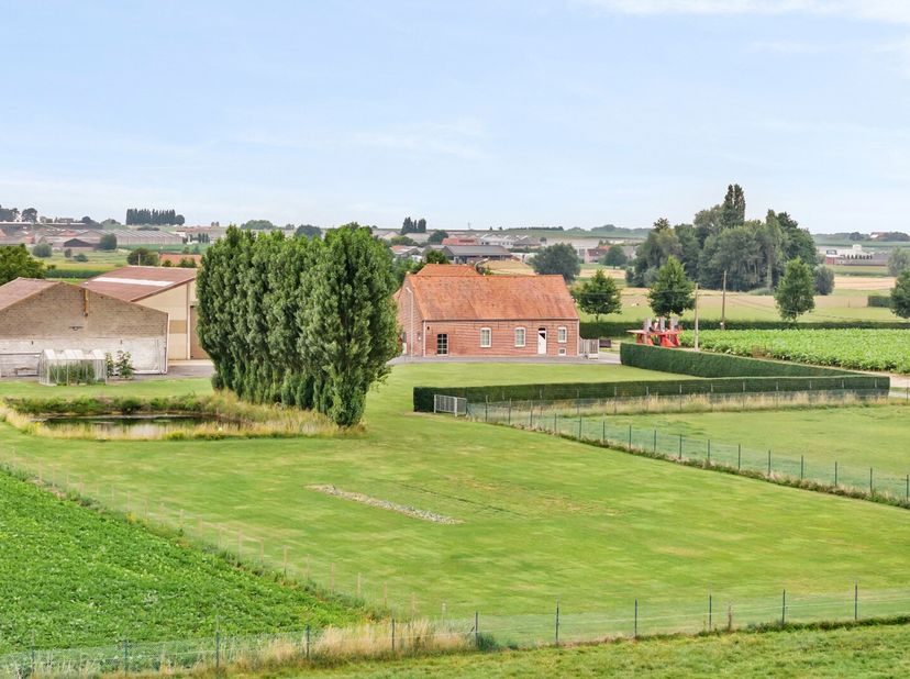 - Landelijke hoeve op een groot perceel (4.981 m²)&lt;br /&gt;
- Rustig gelegen: Slypsstraat 42 in Moorslede/Slypskapelle&lt;br /&gt;
- Met ruime, moderne loods (