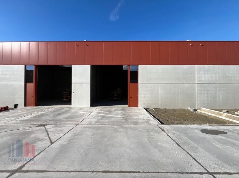 Gloednieuwe KMO-unit met een oppervlakte van 220 m² te koop. Fantastisch gelegen op amper 2 km van de R4 met een vlotte verbinding naar de Brugsevaart