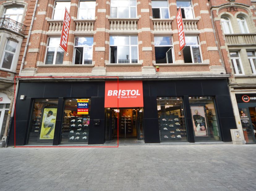 Handelseigendom te huur, gelegen op de Diestsestraat te Leuven (&#039;Linkse deel&#039; actuele Bristol winkel).  &lt;br /&gt;
De gelijkvloerse opp. bedraagt 153 m² +