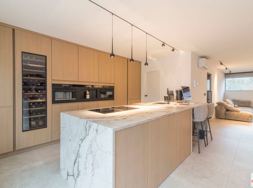 Luxueus afgewerkt appartement met gigantisch zonneterras&lt;br /&gt;
Dit luxueuze appartement combineert elegantie, functionaliteit en moderne luxe. Het is
