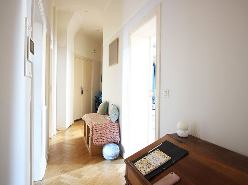 Cet appartement est situé dans un charmant immeuble d&#039;angle de caractère sur l&#039;avenue des Croix de feu, un quartier agréable et recherché. En entrant