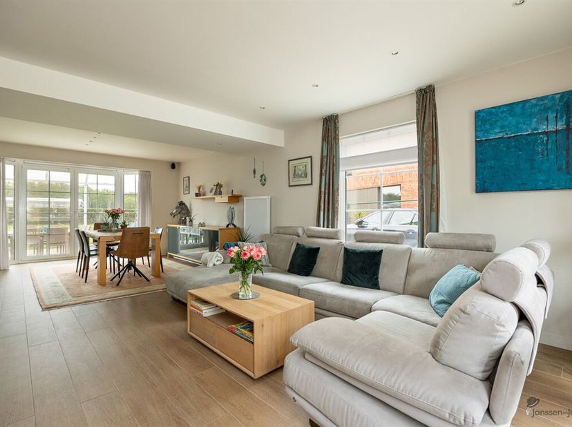 Welkom in deze prachtige woning te Kontich! Deze ruime woning met een bewoonbare oppervlakte van 214m² bevindt zich op een ruim perceel van 1100m² en
