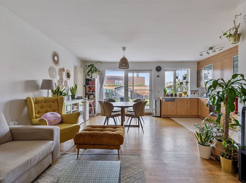 Op zoek naar een gezellig en stijlvol appartement met tuin? Dit instapklare gelijkvloers appartement in Hoboken biedt alles wat je nodig hebt voor com
